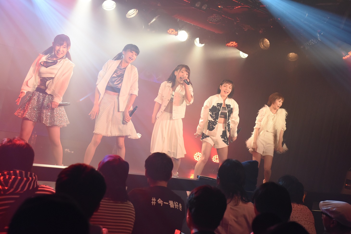 DEAR KISSによるライブの様子。