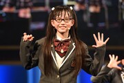 新制服のアピールポイントを紹介する吉田爽葉香。