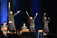 麻生真彩、藤平華乃、岡崎百々子からなる恐怖のイエーイ軍団。