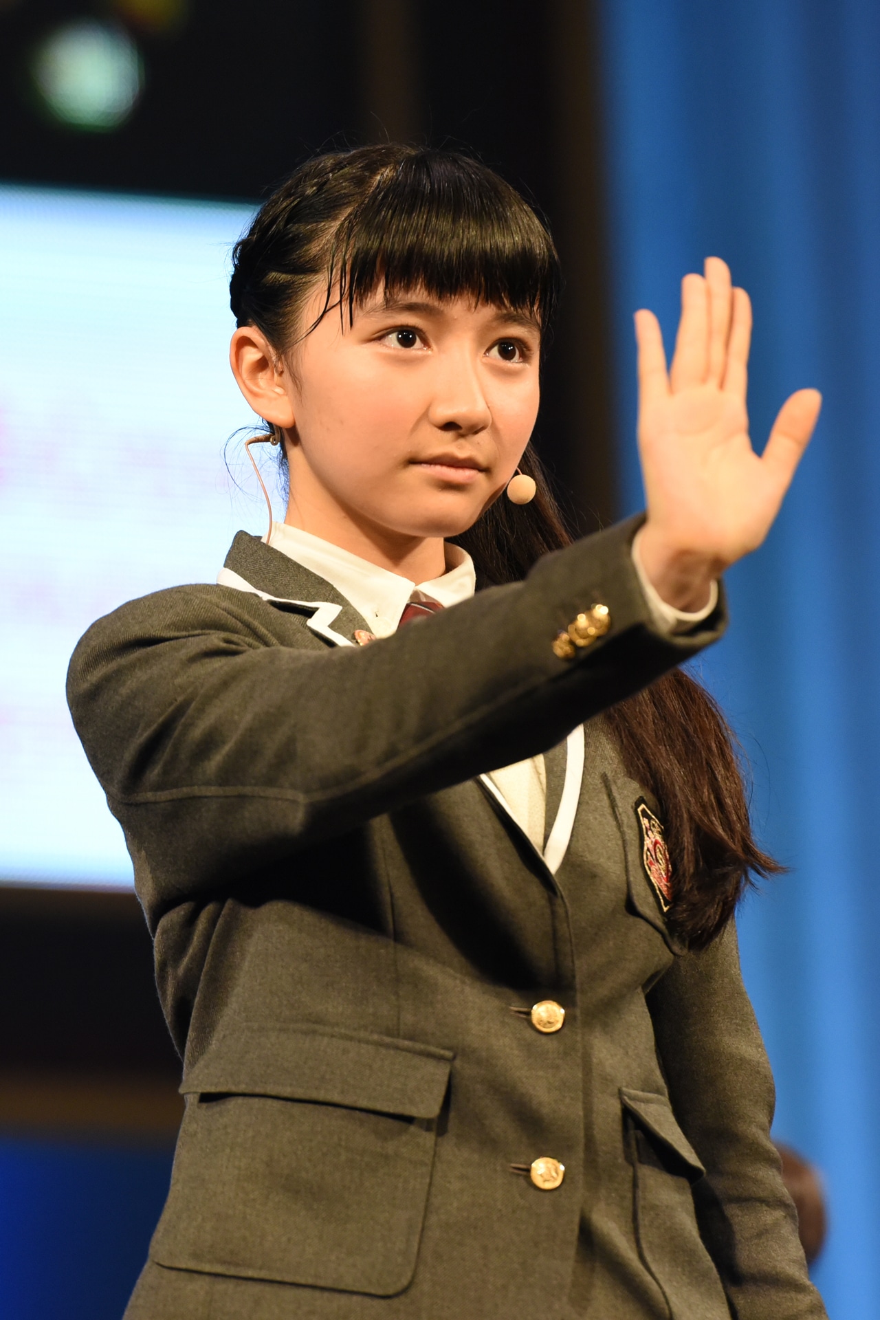 テレパシーを送る日高麻鈴。