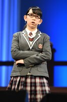 テレビドラマ「ガリレオ」での福山雅治のマネをする黒澤美澪奈。