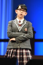 テレビドラマ「ガリレオ」での福山雅治のマネをする黒澤美澪奈。