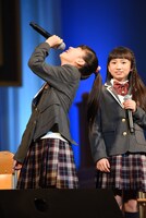 映画「寄生獣」での深津絵里のモノマネを披露する森萌々穂。