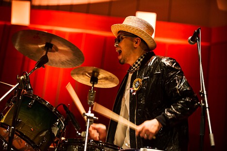 H ZETT KOU（Dr）（Photo by Yuta Ito）