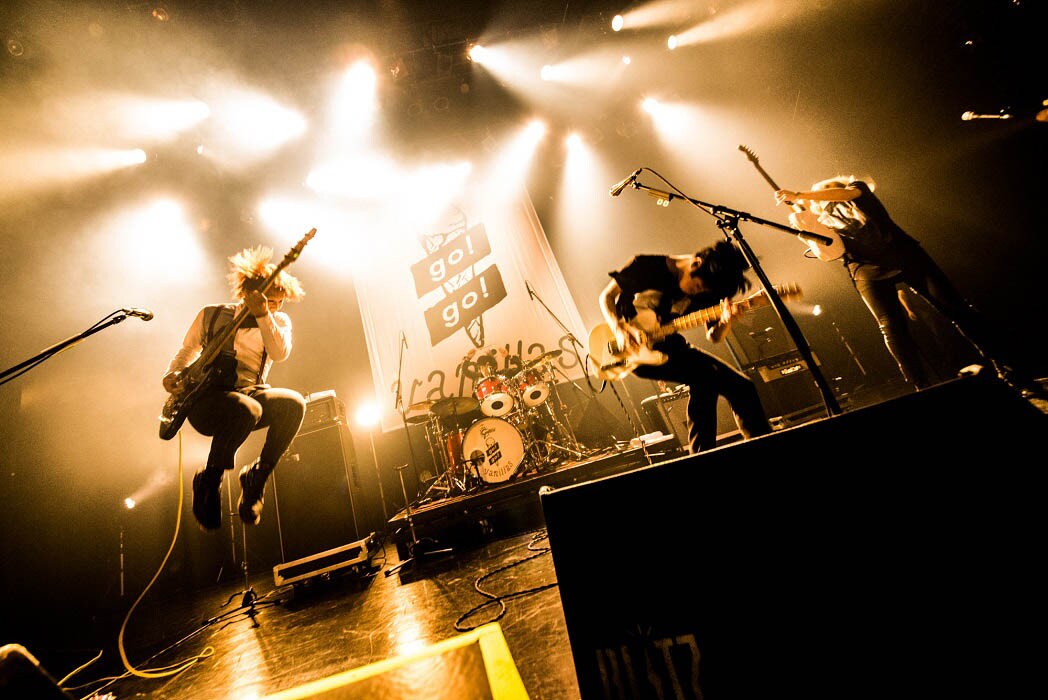 go!go!vanillas、ユニゾン招いたgo!go!の日で童心に返って大暴れ