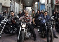 映画「HiGH&LOW THE MOVIE」のワンシーン。