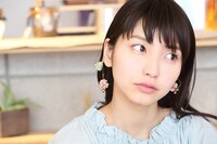 「ザクロの実」×tassel de sicaのピアスを着用する植田真梨恵。