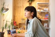 オリジナルグッズを使用する植田真梨恵。
