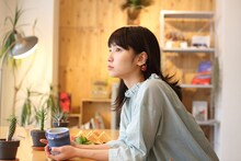 オリジナルグッズを使用する植田真梨恵。