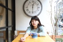 オリジナルグッズを使用する植田真梨恵。