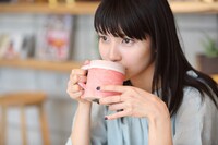 「はなしはそれからだ」×佐藤恵一のマグカップを使用する植田真梨恵。