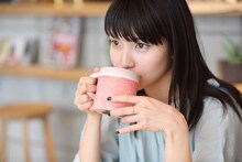 「はなしはそれからだ」×佐藤恵一のマグカップを使用する植田真梨恵。