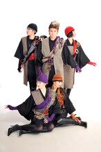 紫藤尚世の新ブランド「AAPPARE」の衣装を着たTOMORO。