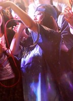 フロアで歌う理姫（Vo / アカシック）。