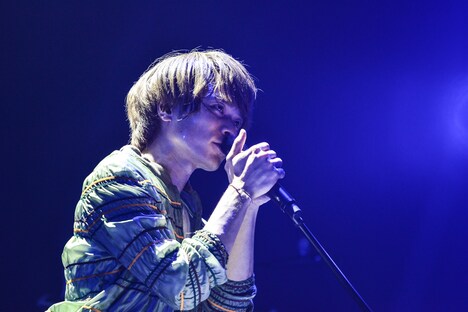 杉本雄治（Vo, Piano）（撮影：高田梓）