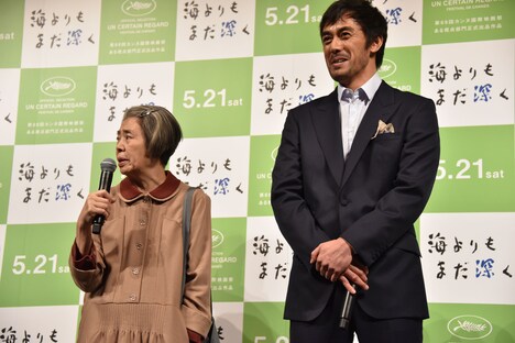 樹木希林（左）のツッコミに苦笑いする阿部寛（右）。