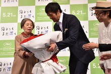 樹木希林（左）に花束を渡す阿部寛（右）。