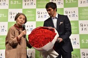 あまりの重さに花束を阿部寛（右）に渡してしまった樹木希林（左）。