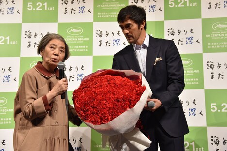 あまりの重さに花束を阿部寛（右）に渡してしまった樹木希林（左）。