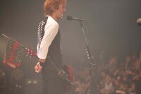 J（写真提供：エイベックス・ミュージック・クリエイティヴ）