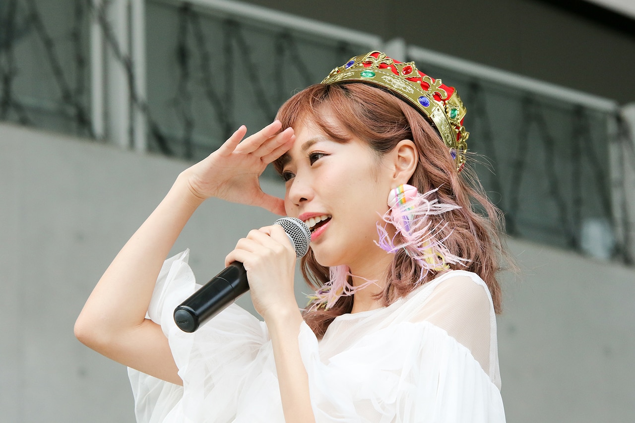 楠田亜衣奈、好天にそびえるガンダム前に“皇帝”に即位する