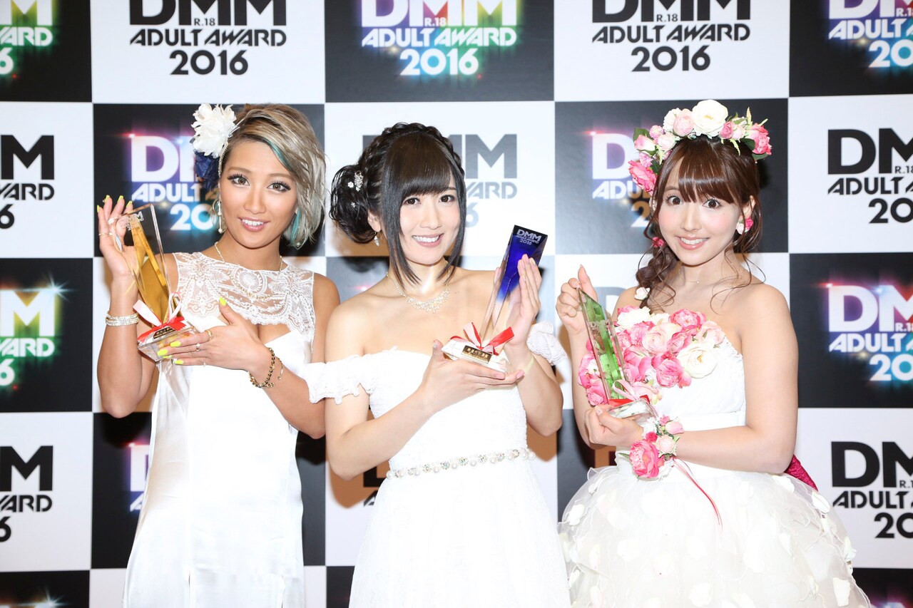 左から優秀女優賞受賞のAIKA、最優秀女優賞の大槻ひびき、最優秀新人賞と作品賞の三上悠亜。