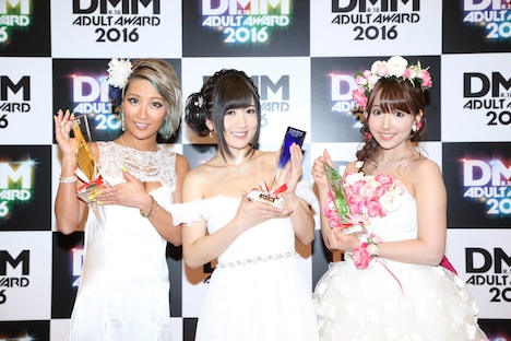左から優秀女優賞受賞のAIKA、最優秀女優賞の大槻ひびき、最優秀新人賞と作品賞の三上悠亜。