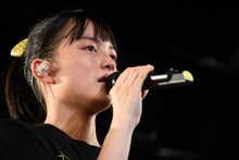 目を潤ませながら思いを語る清井咲希。