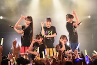 ライブツアー「たこやきレインボーZepp tour～ナナイロダンスパーティー」最終公演の様子。