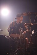 有松益男(Dr)(Photo by Hiroe Yamauchi)