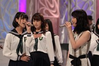 欅坂46と原田知世。 (c)フジテレビ