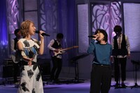 左よりMs.OOJA、山下久美子。 (c)フジテレビ