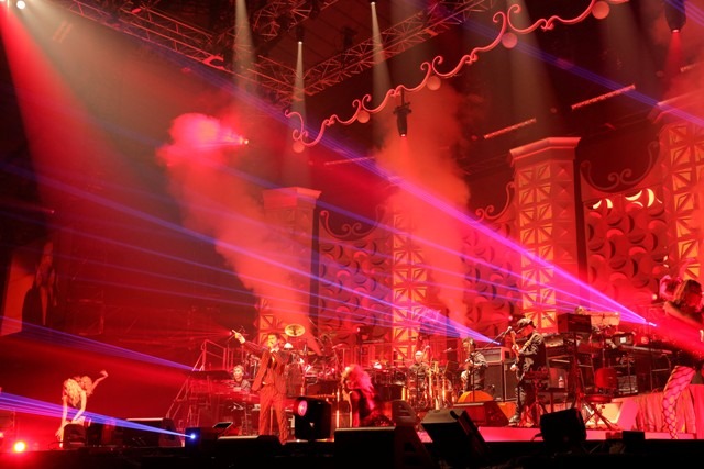 平井堅「Ken Hirai 20th Anniversary Special!! Live Tour 2016」ファイナル公演の様子。（撮影：田中栄治）