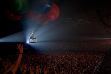 平井堅「Ken Hirai 20th Anniversary Special!! Live Tour 2016」ファイナル公演の様子。（撮影：田中栄治）