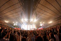 平井堅「Ken Hirai 20th Anniversary Special!! Live Tour 2016」ファイナル公演の様子。（撮影：田中栄治）