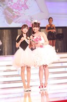 左から2015年の最優秀新人賞で当日のプレゼンター天使もえと、2016年の最優秀新人賞・三上悠亜。