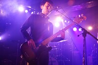 西田裕作（B / The Cheserasera）（撮影：岡村直昭）