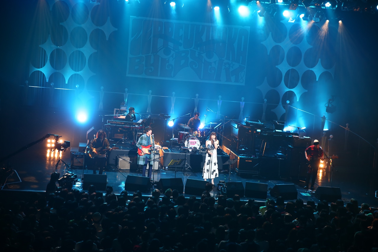 土岐麻子のライブの様子。