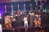 山口隆（中央 / サンボマスター）とSPARKS GO GO。