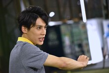 決めポーズの撮影に臨むユースケ（超特急）。