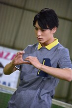 決めポーズの撮影に臨むユースケ（超特急）。