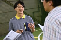 セリフの変更をスタッフに打診するユースケ（超特急）。