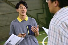 セリフの変更をスタッフに打診するユースケ（超特急）。