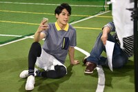 スタッフの指示を聞くユースケ（超特急）。