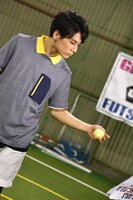 セリフを確認するユースケ（超特急）。