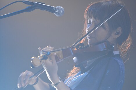 東出真緒(Violin)(Photo by AZUSA TAKADA)