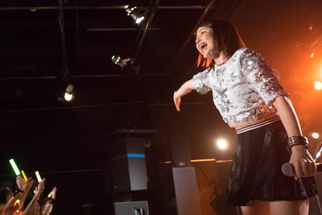 「吉川友バースデーツアー～あと5分で本気出すよ？～」東京・原宿アストロホール公演の様子。