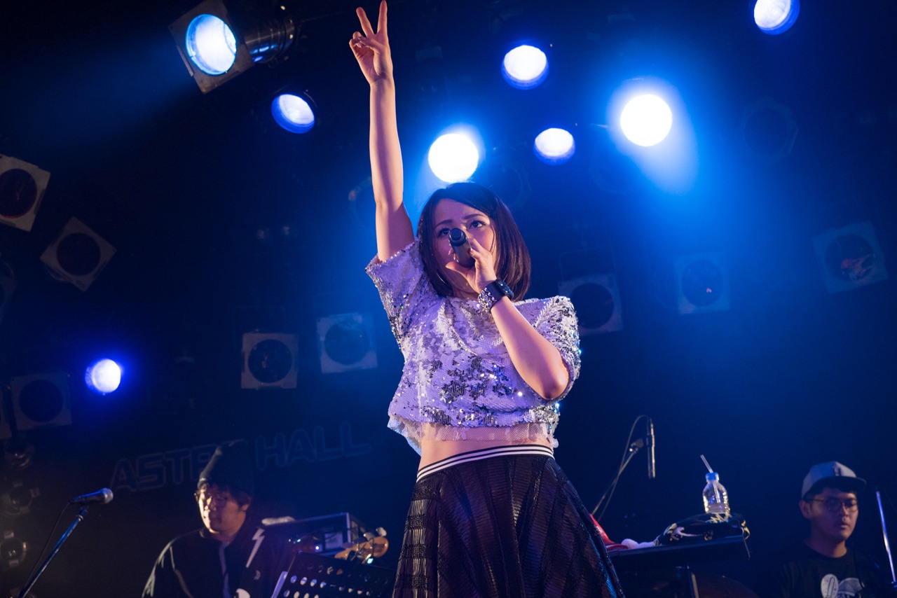「吉川友バースデーツアー～あと5分で本気出すよ？～」東京・原宿アストロホール公演の様子。