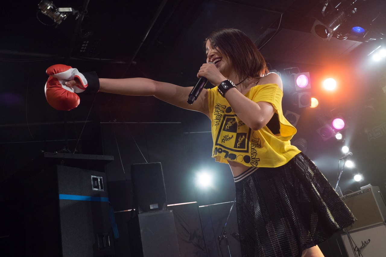 「吉川友バースデーツアー～あと5分で本気出すよ？～」東京・原宿アストロホール公演の様子。