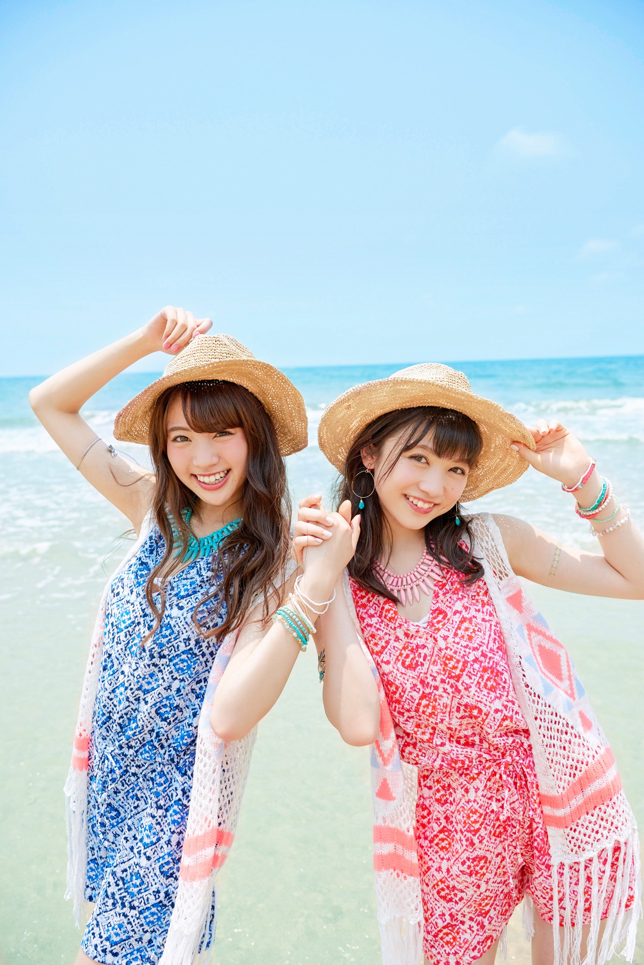 志田サマー新井サマー。左から志田友美（夢みるアドレセンス）、新井ひとみ（東京女子流）。